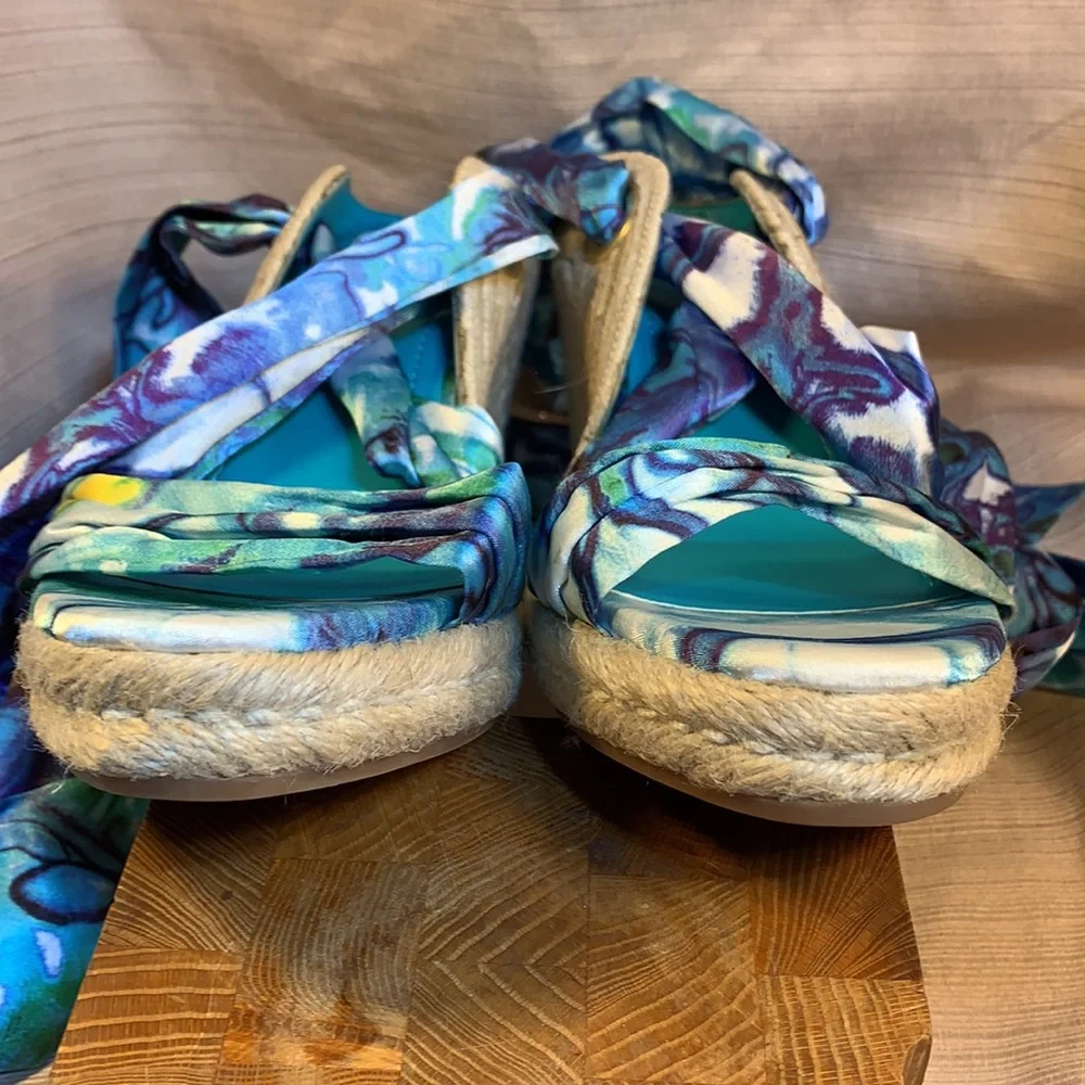 BCBG Generation NWT wedge silky wrap around scarf